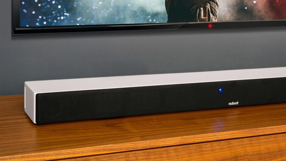 Im Falle dieses Produktfotos sieht man, dass die Soundbar zu weit hinten auf dem Möbel steht. (Bildquelle: Nubert)