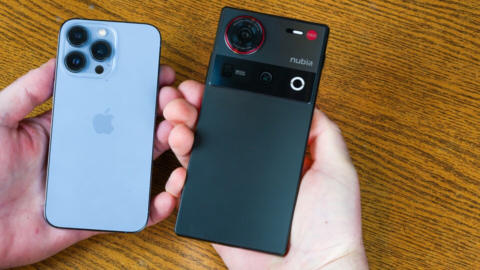iPhone 13 Pro vs. Nubia Z70 Ultra – die Einhandbedienung ist selbst mit großen Händen herausfordernd.