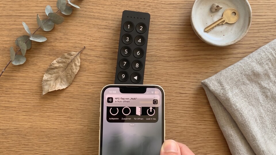 Im App-Modus müsst ihr das Handy entsperren und an das Keypad halten, um danach die eingeblendete Pushmeldung anzutippen.