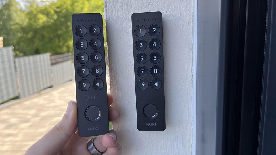 Links: Das Nuki Keypad 2 mit NFC. Rechts: Ohne NFC.