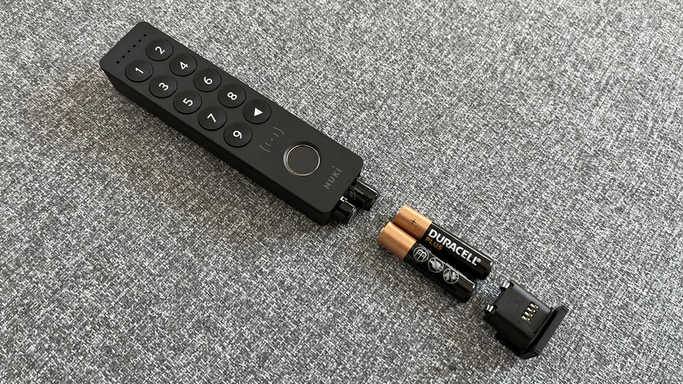 Im Keypad finden vier AAA-Batterien Platz, die laut Nuki bis zu 12 Monate halten sollen.