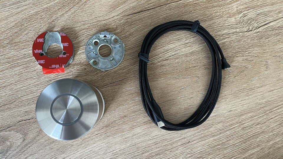 Das Schloss kommt mit zwei Montageplatten zum Kleben oder Klemmen.