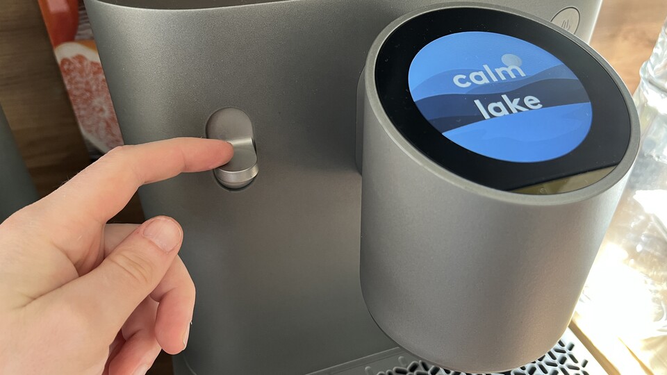 Um den Kaffee zu beziehen, reicht ein Druck auf den sogenannten Ritual-Knopf – das erinnert an die Einfachheit eines Vollautomaten.