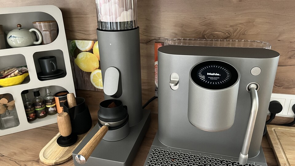 Die »nunc.« im Überblick: Mühle inklusive Hopper (Bohnenbehälter) links und die eigentliche Brühmaschine rechts.