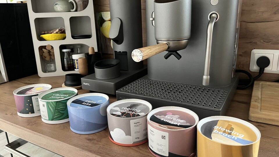 Alle sechs Kaffeesorten von »nunc.« im Überblick. Jede Dose hat einen NFC-Chip und wird somit von der Maschine erkannt.