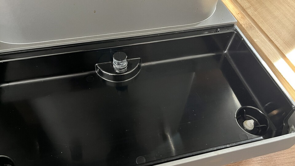 Die Abtropfschale sitzt etwas fest und muss ggf. nachgfettet werden.