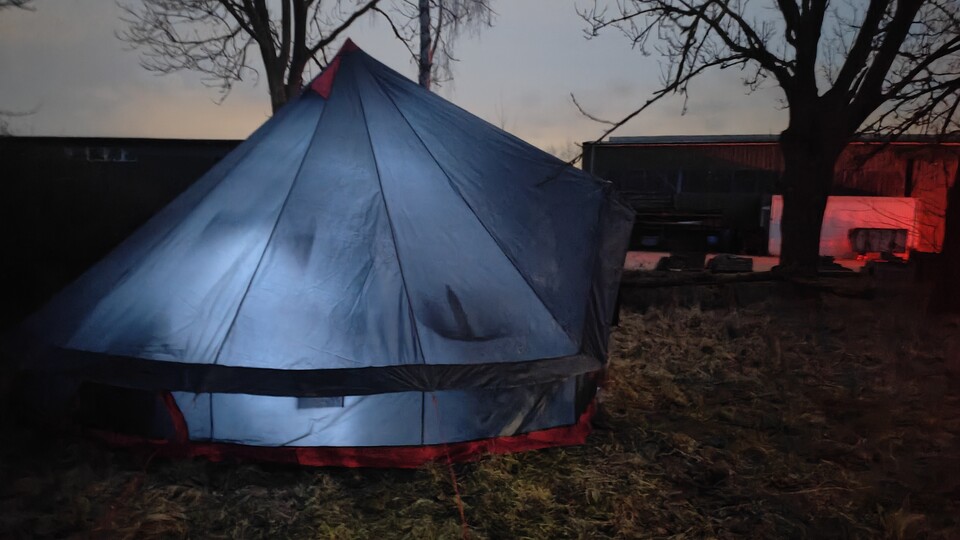 Ihr dürft den günstigen Philips-Fernseher gerne auch woanders nutzen, ich persönlich freue mich über die große Bildfläche an einem ungewöhnlichen Ort.