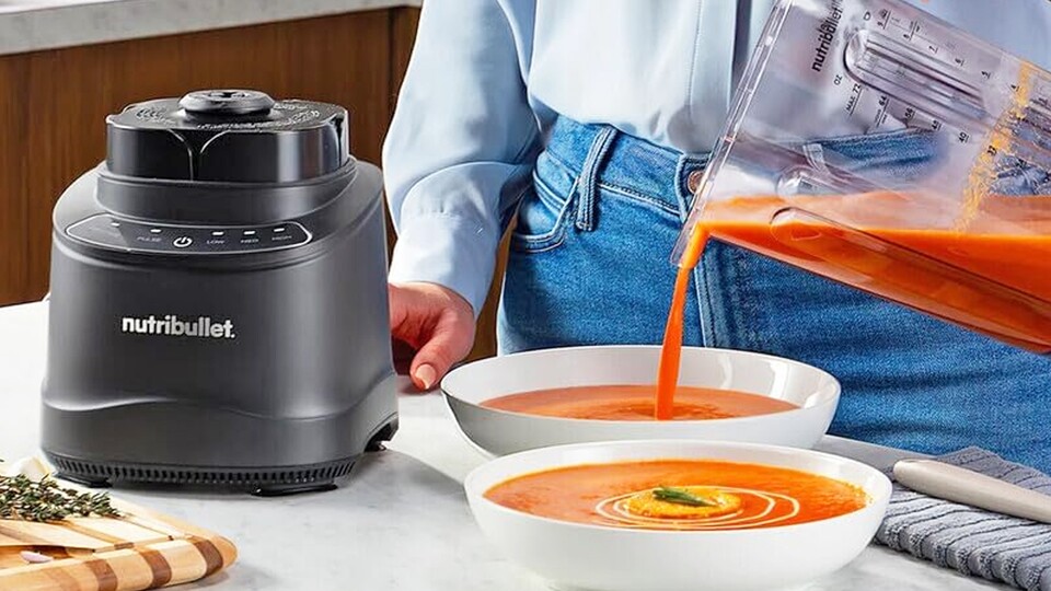 In den meisten Mixern kann man das heiße Gemüse direkt in den Becher kippen. So kann man die frisch gemixte Suppe noch heiß in die Schüssel kippen.
