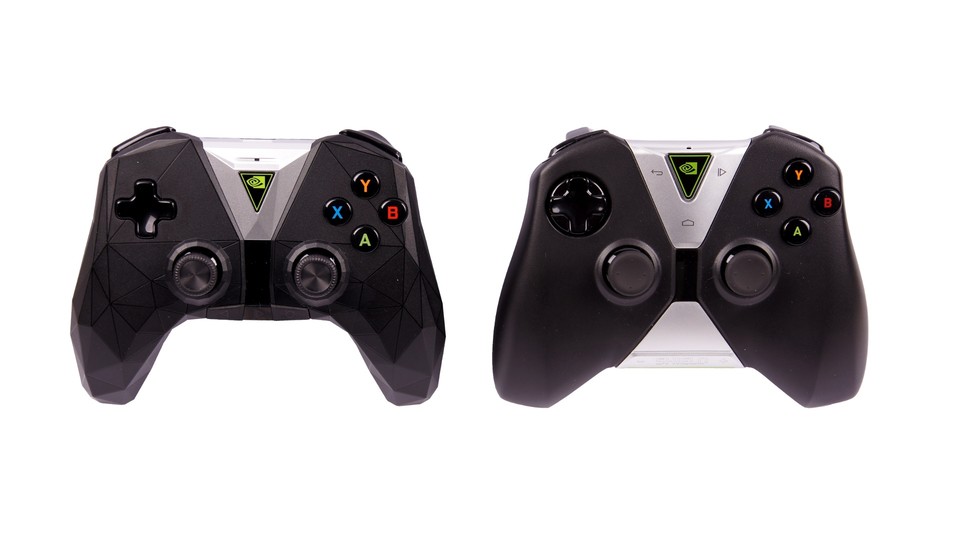 Der neue Controller (links) st etwas leichter und auch optisch weniger wuchtig, außerdem wurden die meisten Touch-Elemente gegenüber dem ersten Modell (rechts) durch echte Tasten ersetzt.