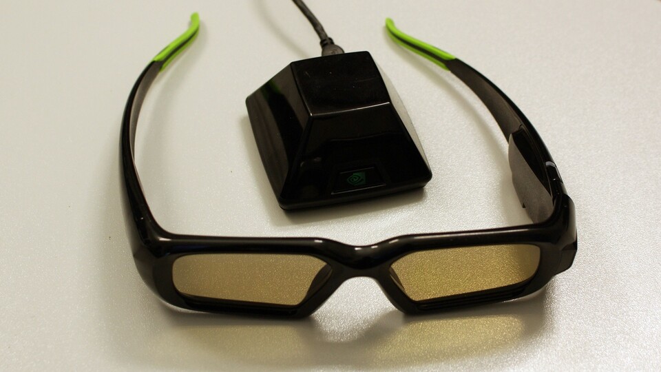 Nvidias 3D-Vision-Kit bestehend aus der (kabellosen) Shutter-Brille und dem Infrarot-Sender zum Synchronisieren von Brille und Monitor.