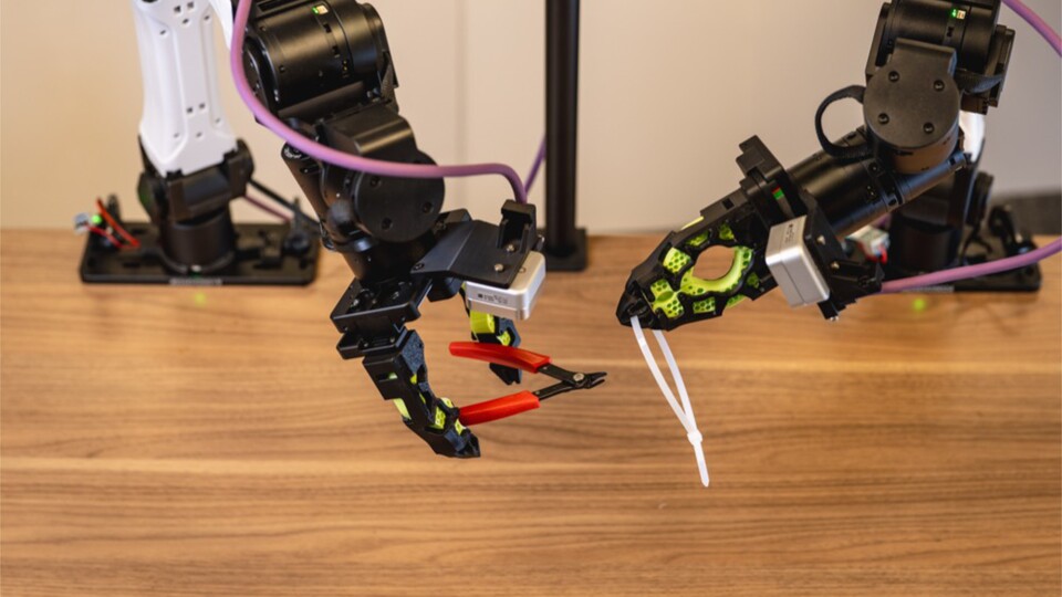 Einer hält die Zange, der andere den Kabelbinder: Das Training der ENPIRE-Roboter beinhaltete auch eine Aufgabe aus unserem PC-Kabelmanagement. (© Nvidia Gear Lab)