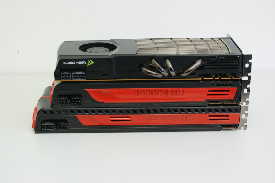 Längenvergleich: Geforce GTX 480 (oben), Radeon HD 5870 (mitte) und Radeon HD 5970 (unten).