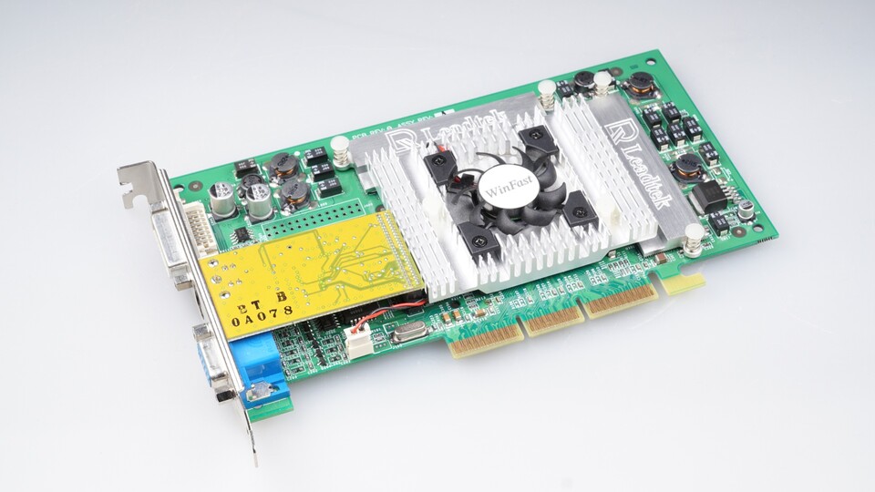 Der Geforce 2 Ultra ist der schnellste Chip der Geforce-2-Serie: Das Winfast-Modell von Leadtek besitzt einen Chiptakt von 250 MHz, 64 MByte DDR-Videospeicher und ist neben einem D-Sub- auch mit einem DVI-Anschluss bestückt.