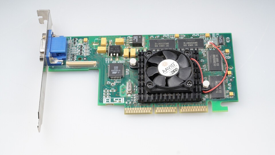 Der Geforce-256-Grafikchip der Elsa Erazor X taktet mit 166 MHz, der 32 MByte große Videospeicher mit 120 MHz. Die Grafikkarte setzt aber noch auf SD- statt DDR-Speicher.