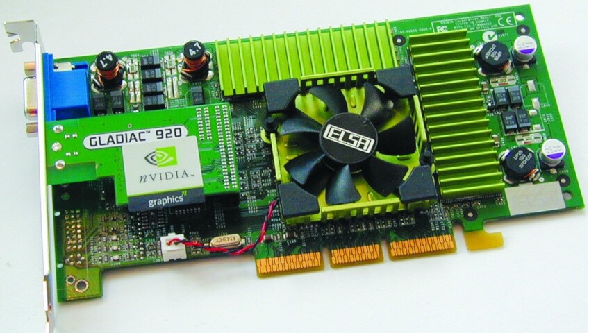 Die Elsa Gladiac 920 ist das damalige Topmodell bei Veröffentlichung der Geforce-3-Generation. Der NV20-Chip taktet mit 200 MHz, der Videospeicher ist 64 MByte groß.