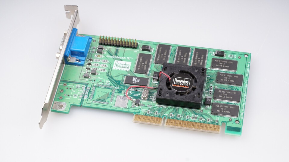 Die Hercules Dynamite TNT mit Riva-TNT-Chip besitzt einen Takt von 98 MHz, der 16 MByte große Videospeicher ist über ein 128 Bit breites Speicherinterface angebunden.