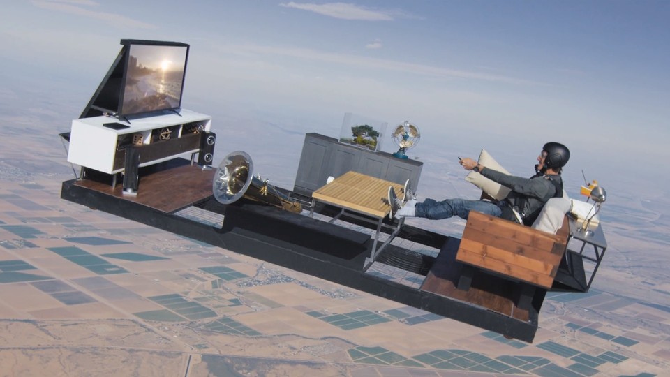 Nvidia hat gleich ein ganzes Wohnzimmer mit einem Shield Android TV aus dem Flugzeug geworfen - oder zumindest ein Video dazu veröffentlicht.
