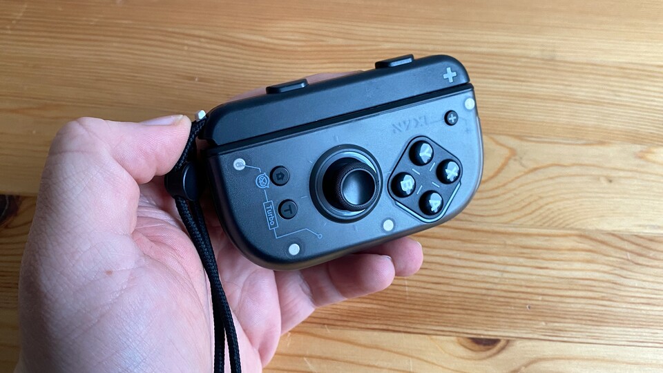Die Schienen der originalen Joy-Cons lassen sich zwar aufziehen, aber im Querformat mit den Hyperion 2 zu spielen gleicht einer Strafe.