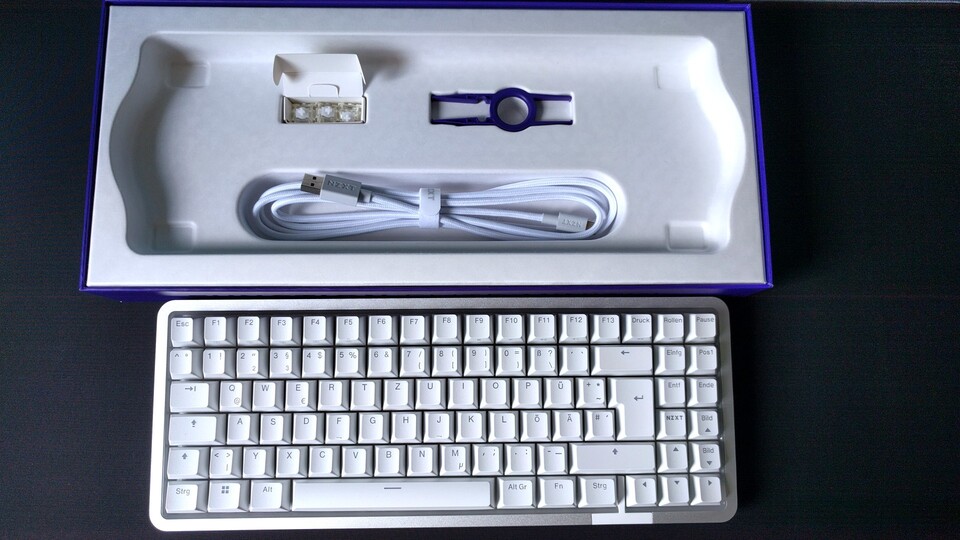 Im Lieferumfang sind drei Ersatzschalter, ein 2-Meter-USB-C-auf-USB-A-Kabel und ein Tastengreifer. Letzterer ist aus Kunststoff. Bei einer 200-Euro-Tastatur wäre einer mit metallischen Aufsätzen angebracht gewesen. (Bildquelle: Nele WobkerGameStar Tech)