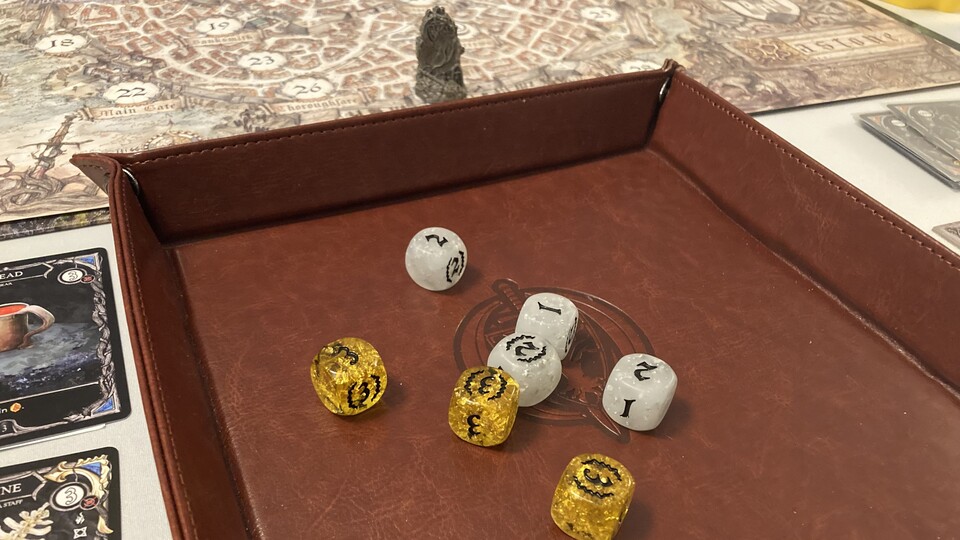 Die Amberlight-Würfel sehen fantastisch aus, sind aber spielerisch genauso überflüssig wie der mit einem Oathsworn-Logo gebrandete Dice Tray.