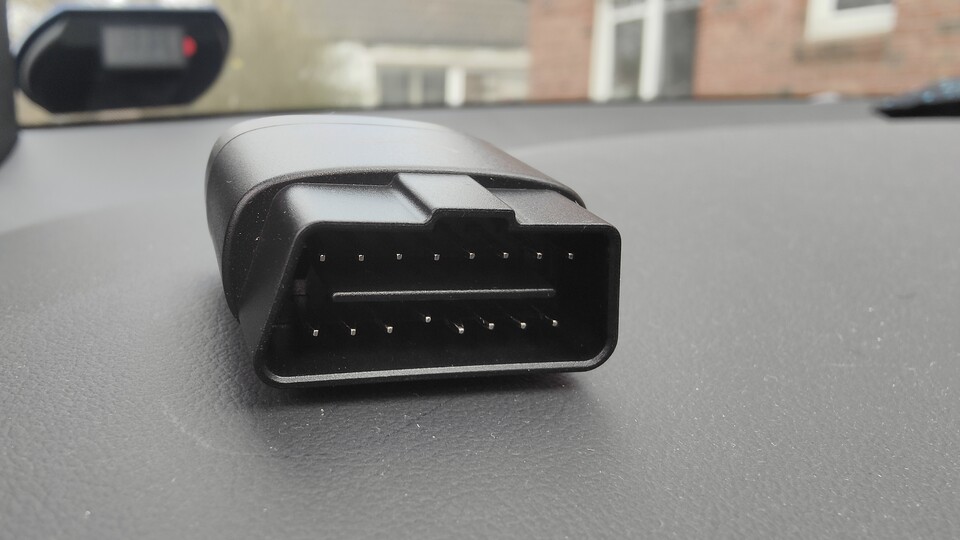 Die Form und Kontaktbelegung des OBD2-Adapters ist genormt, trotzdem wackeln einige Dongles mehr im Port herum als andere. Hier hilft nur ausprobieren oder nach Erfahrungsberichten mit dem eigenen Auto suchen.