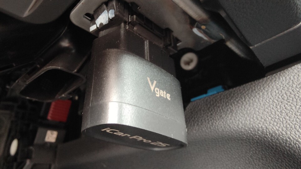 Ein kurzer Adapter wie der hier genutzte stört auch dann nicht, wenn er dauerhaft eingesteckt bleibt. Wenn ihr nur ab und zu Daten auslesen wollt und der Dongle danach entfernt wird, könnt ihr auch ein günstigeres Modell wählen.