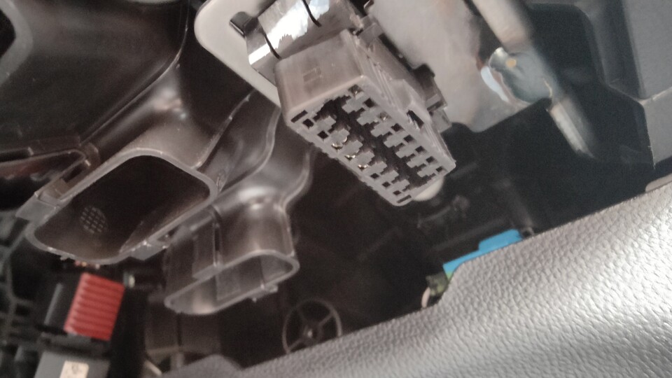 Der OBD2-Anschluss findet sich oft im Fußraum, dem Handschuhfach oder im Kofferraumbereich des Autos. Der Port ist seit 2003 bei Neuwagen vorgeschrieben und ein älteres Elektroauto würden wir euch eh nicht raten.