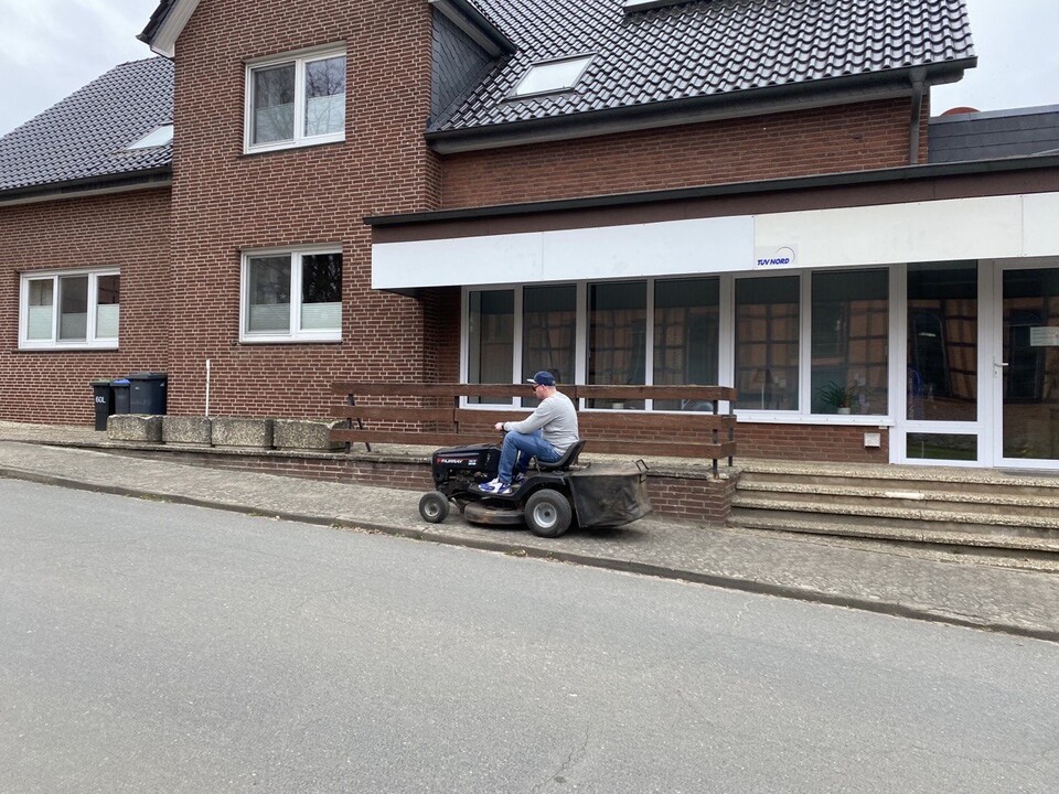 Bei diesem Bild möchte ich die Person und den Rasenmäher entfernen. (Bild: GameStar Tech)