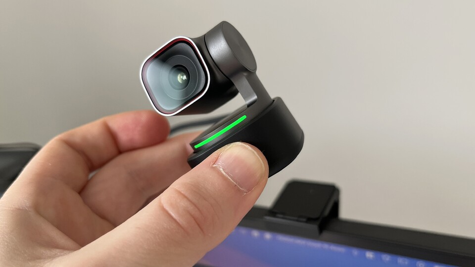 Die Webcam lässt sich via Stativ oder einfach dank Magnet an der Halterung befestigen.