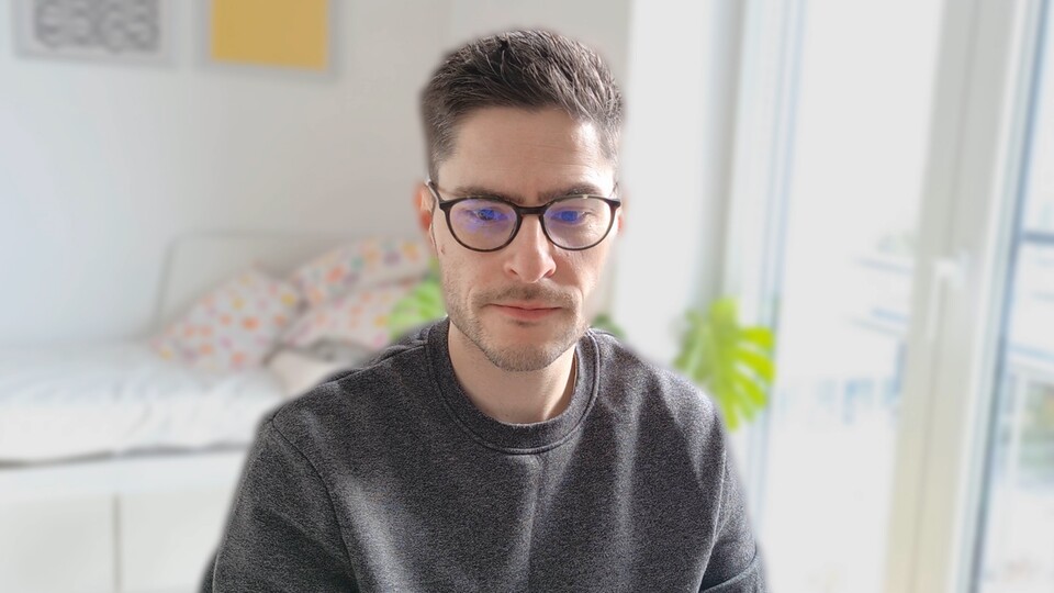 Das KI-unterstützte Bokeh ist auch bei guter Beleuchtung selten zu gebrauchen - hier fehlen Teile meines Gesichts.