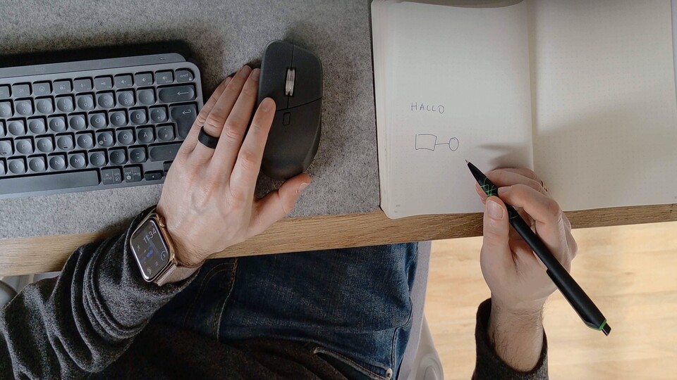 Der Tischmodus der Tiny 3 funktioniert tadellos – ideal für Präsentationen von Notizen oder für die Aufnahme von Produkten.