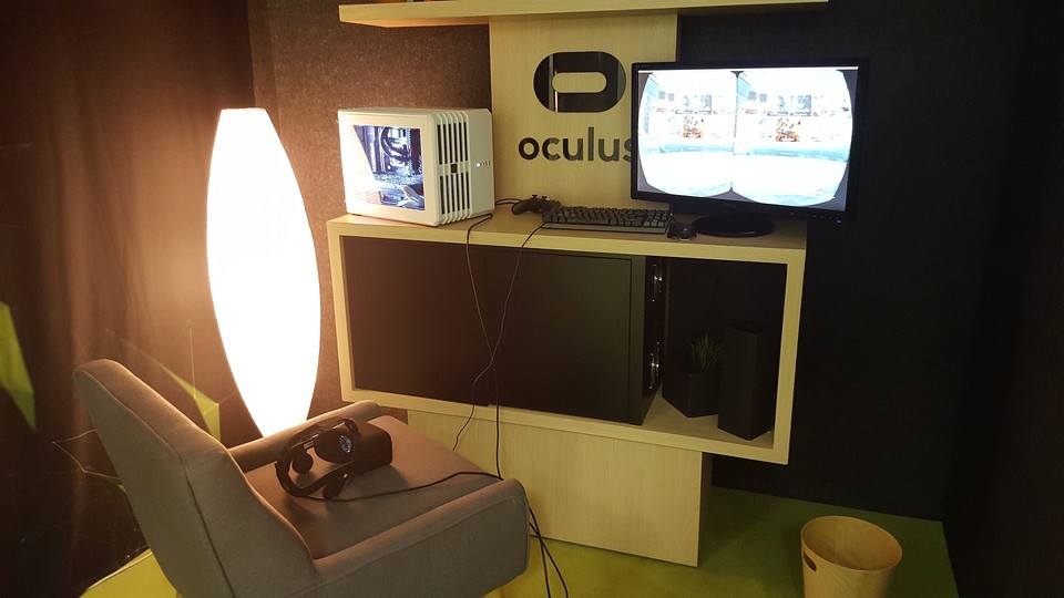 VR braucht viel Platz? Das muss nicht stimmen, wie Oculus mit diesem überschaubar großen Aufbau zeigt.