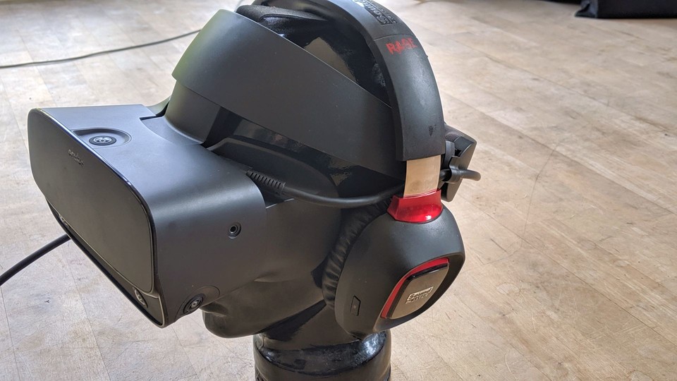 Am besten mit eigenen Kopfhörern – der Sound der Oculus Rift S ist eher mittelmäßig.