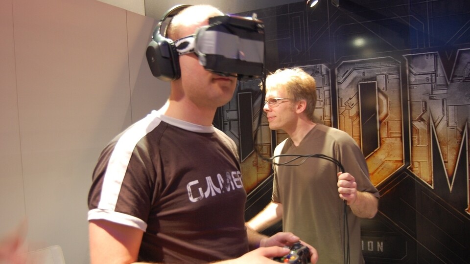 Auf der E3 konnte Daniel Matschijewsky bei Id Software (im Hintergrund Technologiechef John Carmack) einen Prototypen der Rift testen.