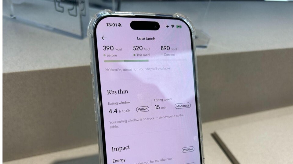 In der zugehörigen App laufen die erkannten Mahlzeiten, Mengen und Ernährungsmuster zusammen und sollen langfristig zeigen, wie man tatsächlich isst und wo sich Gewohnheiten verbessern lassen.