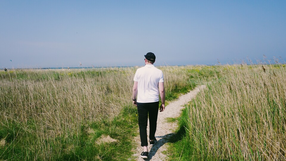 Hier das Original. Die Person samt Schatten soll entfernt werden. (Bild: Gamestar Tech)