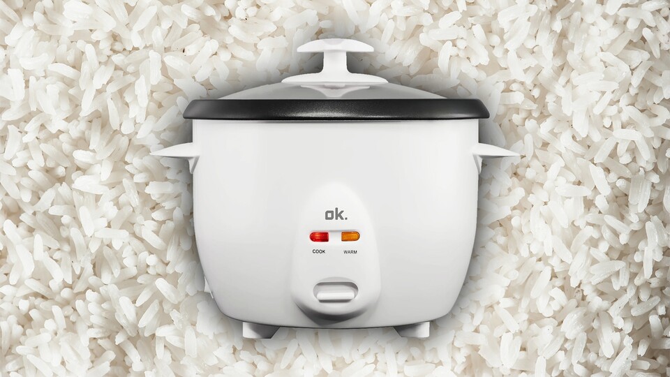 Ein Reiskocher ist unkompliziert und effektiv. Reis waschen, Reis in den Kocher und Wassser bis zum ersten Fingergelenk auffüllen. Den Rest macht der Reiskocher.