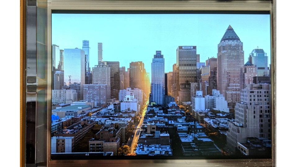 Das nur 4,3 Zoll große 18-Megapixel-OLED-Display schafft eine Bildwiederholrate von 120 Hz. (Bildquelle: SID)