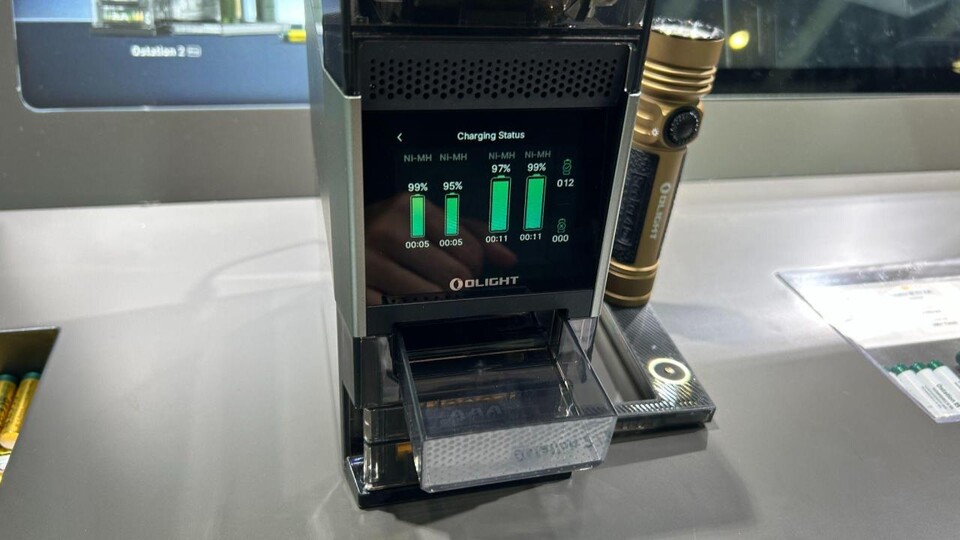 Defekte Akkus werden automatisch erkannt und aussortiert – ein Blick reicht, um den Zustand zu prüfen.