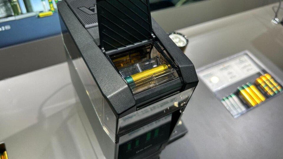 Oben eingesetzt: Bis zu acht Batterien gleichzeitig lassen sich in der Ostation 2 laden.