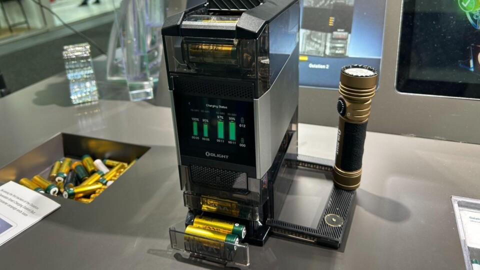 Fertige Akkus rutschen nach unten ins Fach und sind dann sofort griffbereit für den nächsten Einsatz. Die Taschenlampe (rechts) kann man auch erwerben und über die Station laden lassen.