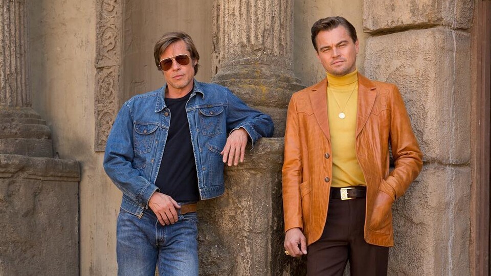 Im neuen Film von Regisseur Quentin Tarantino übernehmen Leonardo DiCaprio und Brad Pitt die Hauptrollen - und sehen echt cool aus.