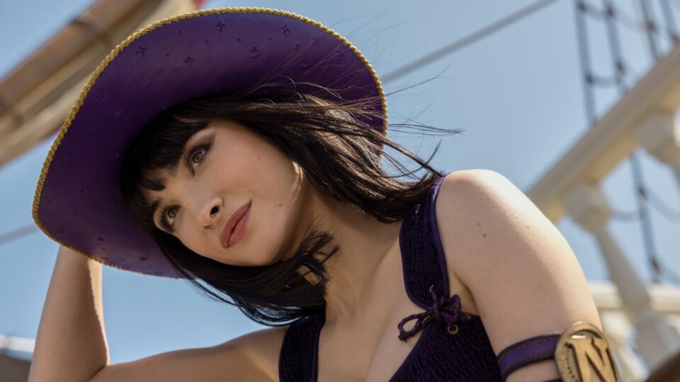 Nie zuvor haben ein Haufen Rosenblüten so bedrohlich gewirkt wie bei Miss All Sunday und der Flora-Flora-Frucht. Bildquelle: Netflix.