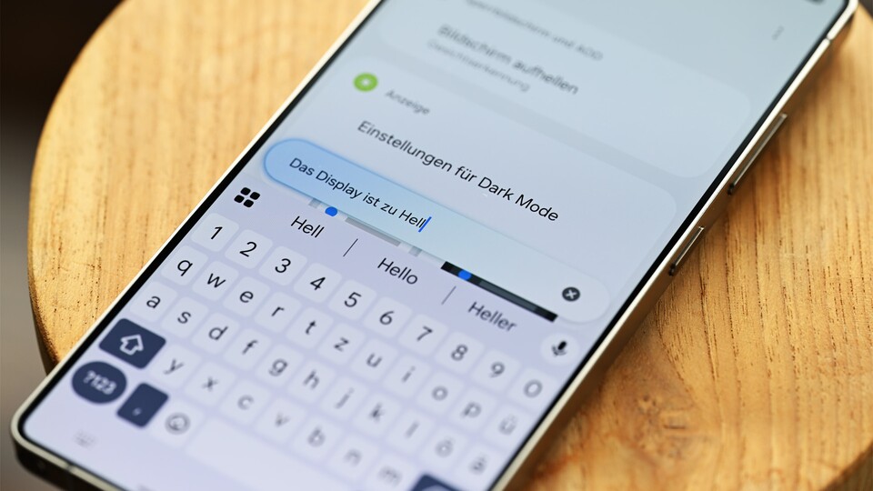 Wie bei den anderen Galaxy-S25-Handys habt ihr Zugriff auf die vielfältigen Galaxy-AI-Features, darunter die natürliche Suche in den Einstellungen nach Optionen. (Bild: GameStar Tech, Patrick Schneider)