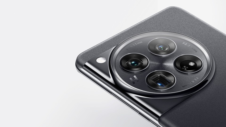 Eines der Highlights vom OnePlus 12 ist das Kamerasystem von Hasselblad. (Bild: OnePlus)