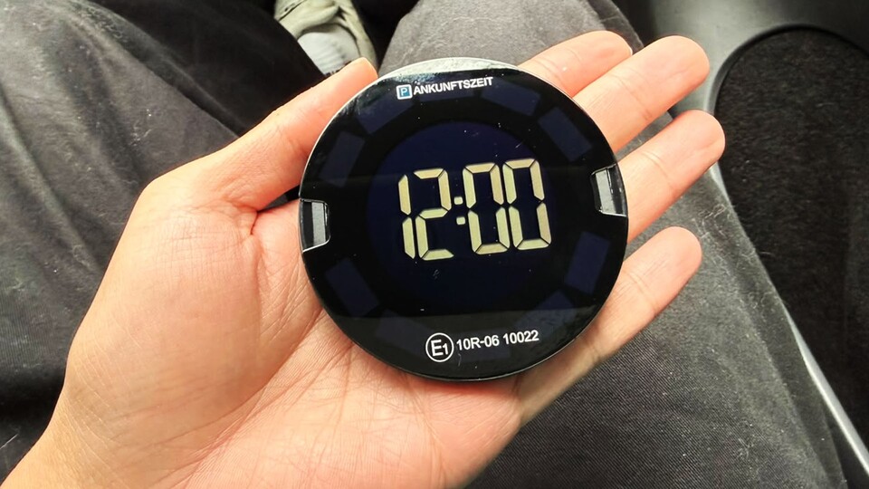 Mit den integrierten Solarzellen am Rand der Scheibe, habt ihr hier eine Akkulaufzeit von 5 Jahren.