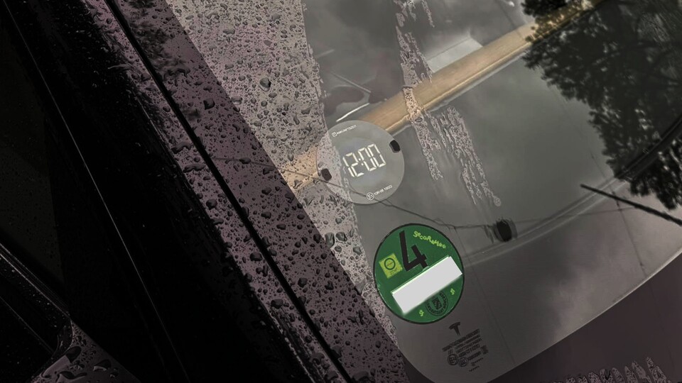 Wenn ich den Motor ausmache, blinkt mich auf der Rückseite ganz kurz eine kleine blaue LED an. Das Display selbst ist extrem kontrastreich und lässt sich von den Parksheriffs super ablesen