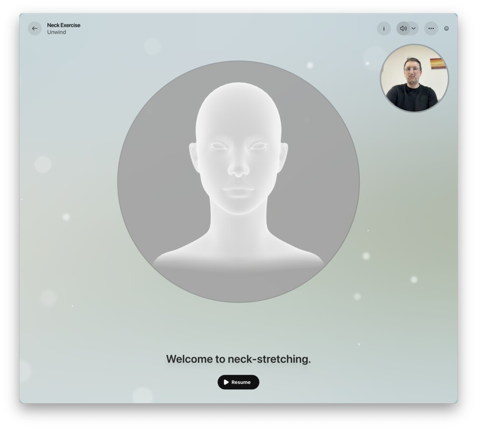 Praktische Pause: Die Nackenübung mit Kameratracking erinnert daran, zwischendurch die Haltung zu korrigieren.