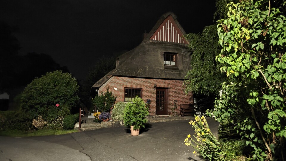 Der Nachtmodus tut seinen Job: Dunkle Szenen werden aufgehellt. Dabei gehen mehr Details verloren als bei anderen Smartphones dieser Preisklasse, das Ergebnis ist nur befriedigend.