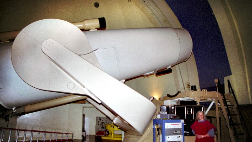 Ein Bild der Astronomin Jean Mueller vor dem Palomar Observatorium. Mit ihm entstanden die Aufnahmen, welche bis heute die Forschung umtreiben.
(Bildquelle: Wikimedia Commons nach CC BY-SA 4.0)